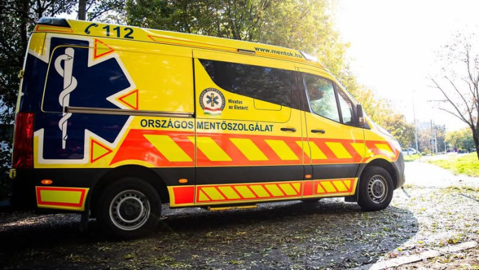 Dráma az öltözőbe menet, összeesett egy focista