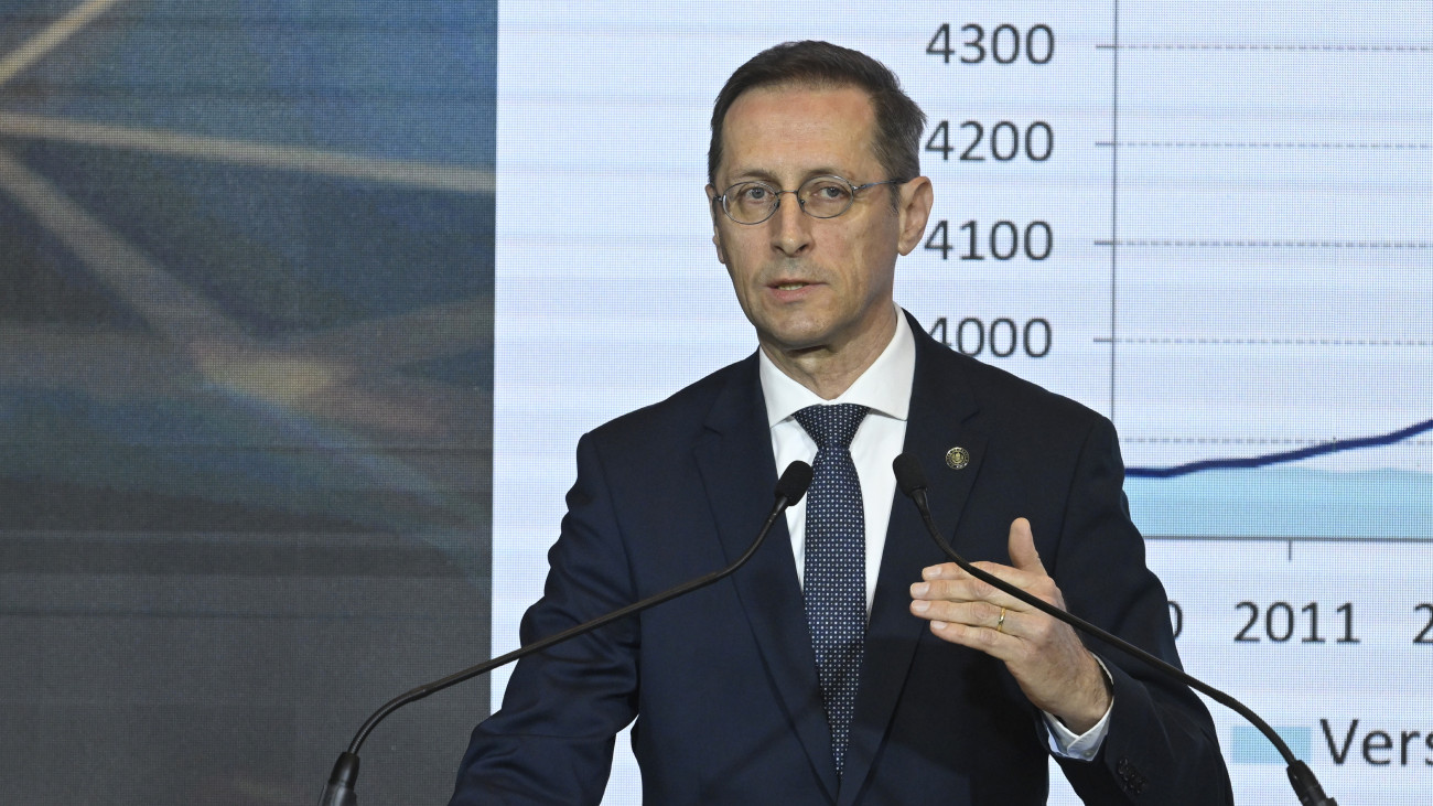 Varga Mihály, a Magyar Nemzeti Bank (MNB) elnöke előadást tart Budapesten, a Portfolio Hitelezés 2025 konferencián 2025. május 22-én.