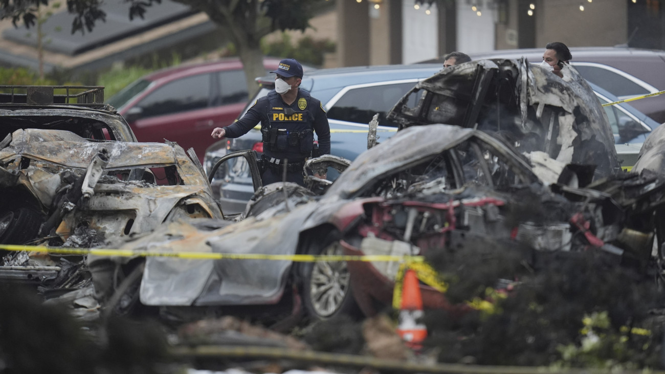 Helyszínelő rendőrök San Diegóban 2025. május 22-én, miután a reggeli ködben egy kisrepülőgép a kaliforniai nagyváros egyik lakónegyedére zuhant. Mintegy 15 ház és több jármű kigyulladt, több háztömbnyi területről kiköltöztették a lakókat. Sérülésről egyelőre nincs tudomásuk a hatóságoknak.