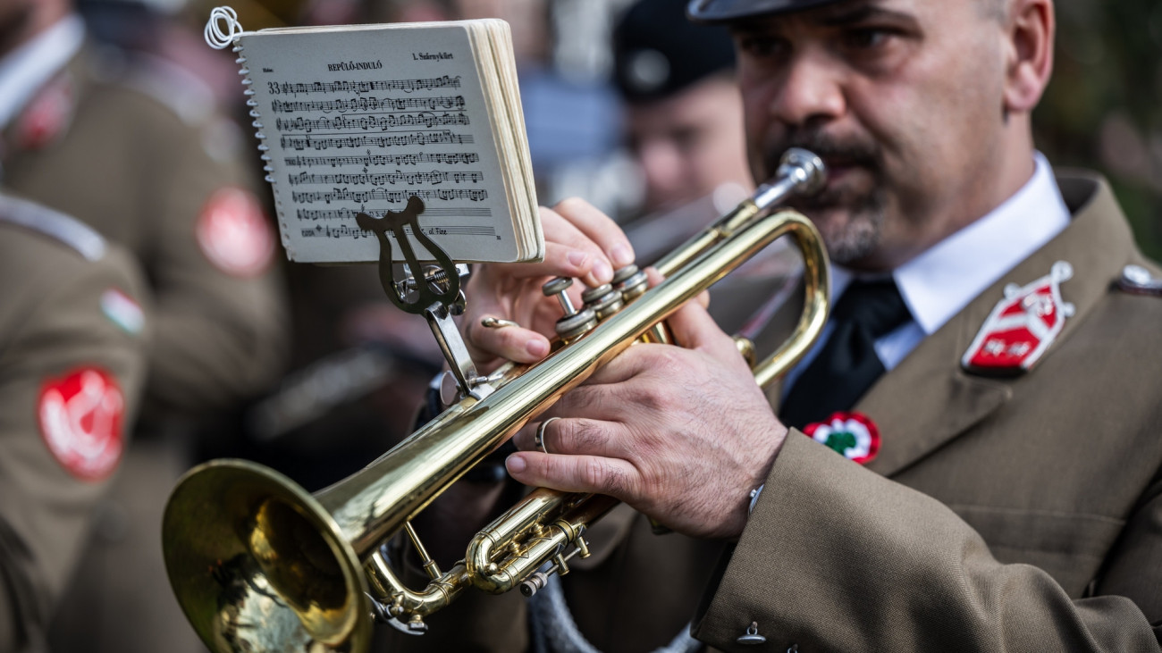 Budapest, 2024. március 14.Katonazenekar az 1848-49. évi forradalom és szabadságharc 176. évfordulója alkalmából a Pestszentimrei Református Templom kertjében, a Vasvári Kopjafánál tartott ünnepségen 2024. március 14-én.