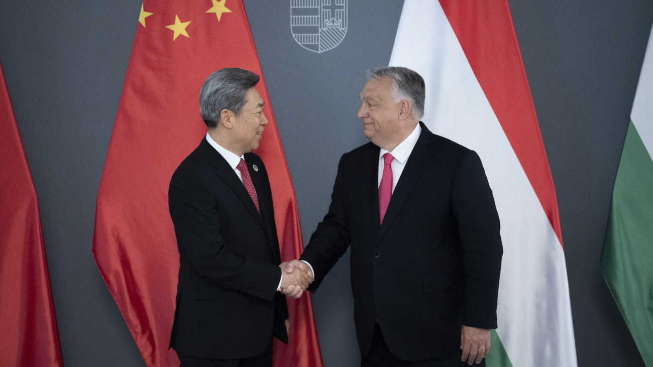 A Miniszterelnöki Kommunikációs Főosztály által közreadott képen Orbán Viktor miniszterelnök (j) fogadja Csen Ven-csinget, a Kínai Kommunista Párt Központi Politikai és Jogi Bizottságának titkárát (b) a Karmelita kolostorban 2025. május 23-án.MTI/Miniszterelnöki Kommunikációs Főosztály/Benko Vivien Cher