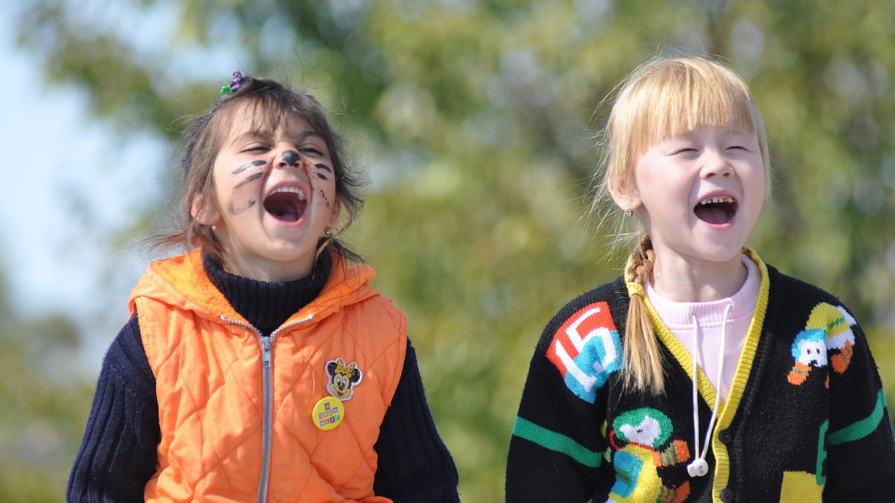 gyerekek énekelnek nyári tábor kirándulás mellény