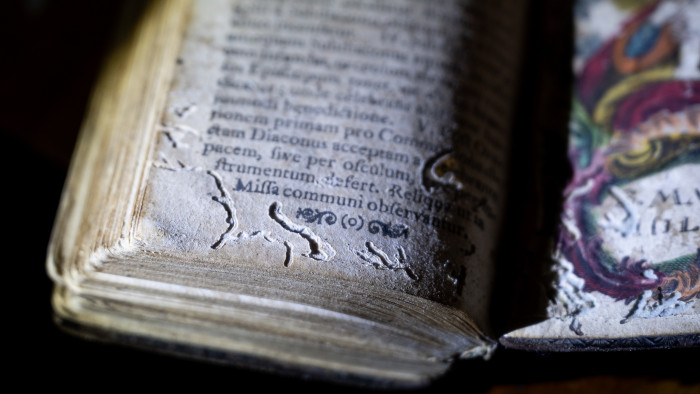 Szomorú képeken a bogarak által megrágott kincsek a Pannonhalmi Főapátsági Könyvtárában
