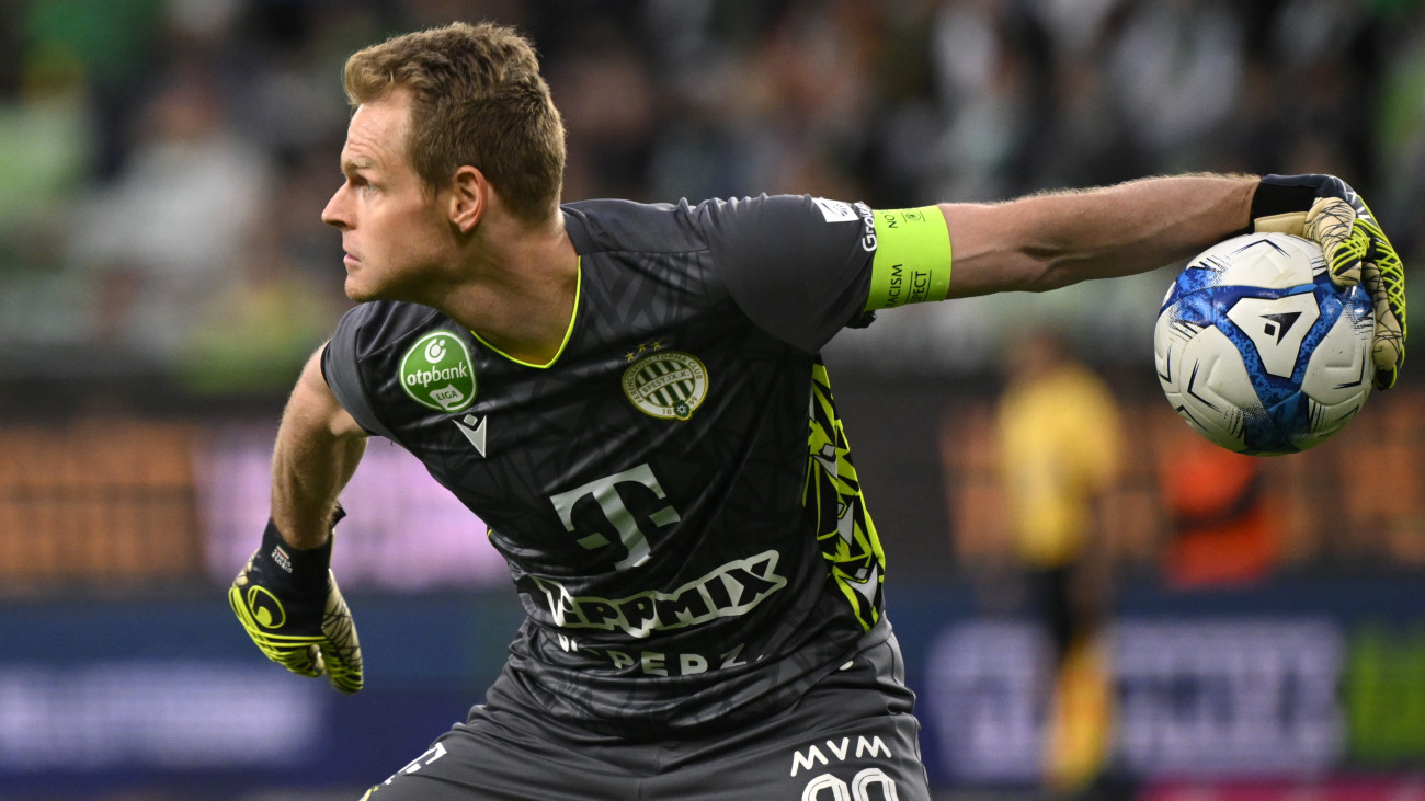 Dibusz Dénes, az FTC kapusa a labdarúgó OTP Bank Liga 32. fordulójában játszott Ferencvárosi TC - Fehérvár FC mérkőzésen a Groupama Arénában 2025. május 18-án.