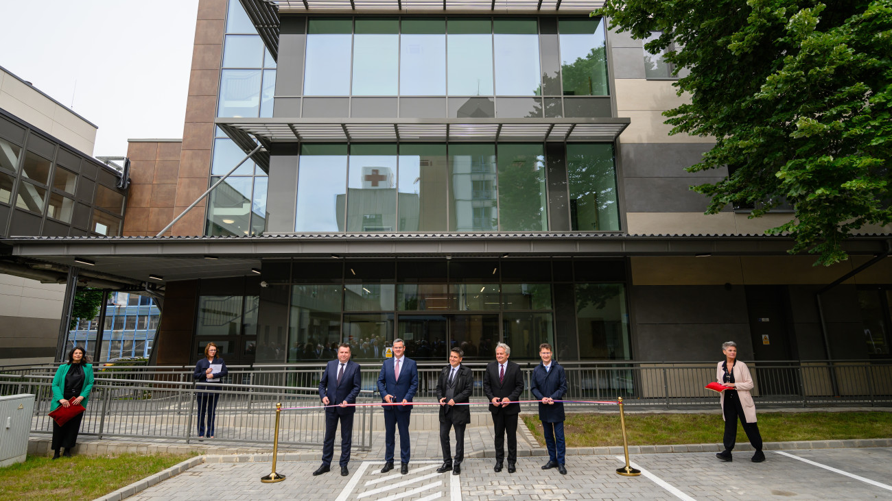 Nyul Zoltán, az Építési és Közlekedési Minisztérium magasépítésért felelős helyettes államtitkára, Takács Péter, a Belügyminisztérium egészségügyi államtitkára, Bakos Gábor főigazgató, Vargha Tamás, a térség fideszes országgyűlési képviselője és Cser-Palkovics András (Fidesz) polgármester (középen, b-j) a Fejér Vármegyei Szent György Egyetemi Oktató Kórház új, 17 milliárd forintból megvalósult tömbjének avatásán 2025. május 23-án.