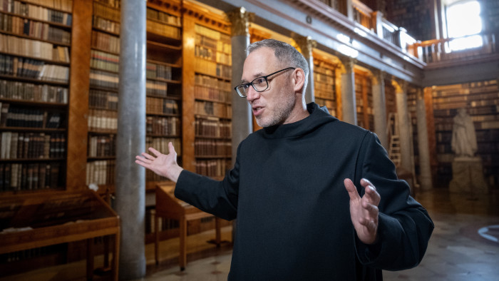 Rovarinvázió a Pannonhalmán: egyesével kell a százezres gyűjteményt megmenteni