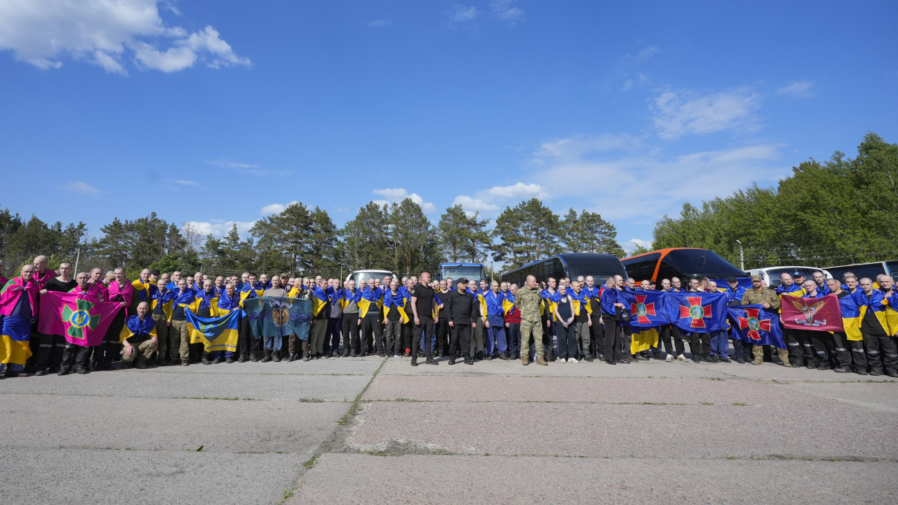 Orosz fogságból szabadult ukrán hadifoglyok fényképezkednek, miután ukrán területre érkeztek 2025. május 23-án, az Ukrajna elleni orosz háború negyedik évében. Az ezer-ezer főre kiterjedő fogolycseréről május 16-án született megállapodás Isztambulban, az orosz és ukrán delegációk közvetlen tárgyalásán. A fogolycsere május 23-i, első fázisában 390 ukrán és ugyanannyi orosz hadifogoly nyerte vissza szabadságát.