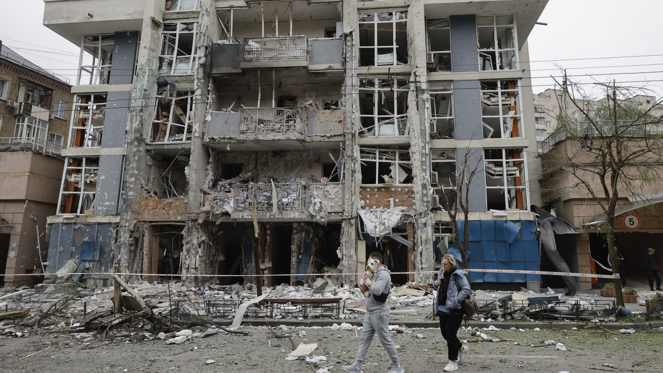 Megrongált lakóház Kijevben 2025. május 25-én. Az ukrán főváros és más ukrajnai területek ellen a mostani háborúban végrehajtott eddigi legnagyobb orosz drón- és rakétatámadás ukrán források szerint 12 embert megölt, több tucatnyit megsebesített.