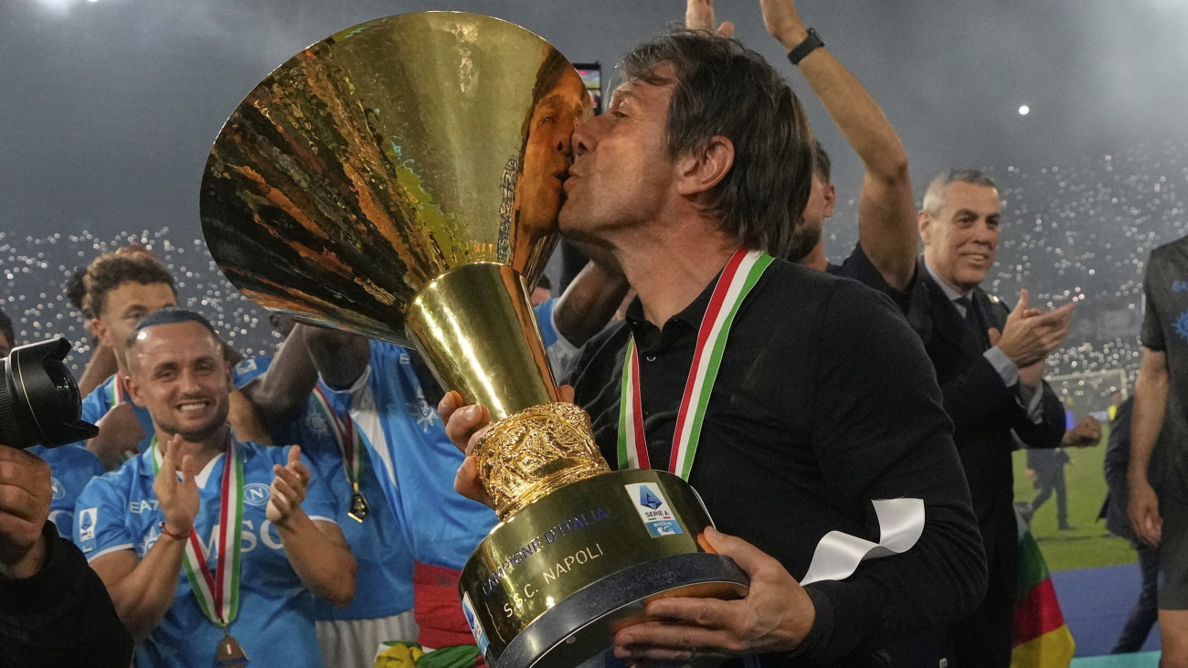 Antonio Conte, az SSC Napoli vezetőedzője a trófeával a nápolyi Diego Maradona Stadionban 2025. május 23-án, miután a csapata 2-0-ra győzött a Cagliari ellen az olasz első osztályú labdarúgó-bajnokság 38., utolsó fordulójában és ezzel a klub történetében negyedszer megnyerte a bajnokságot.