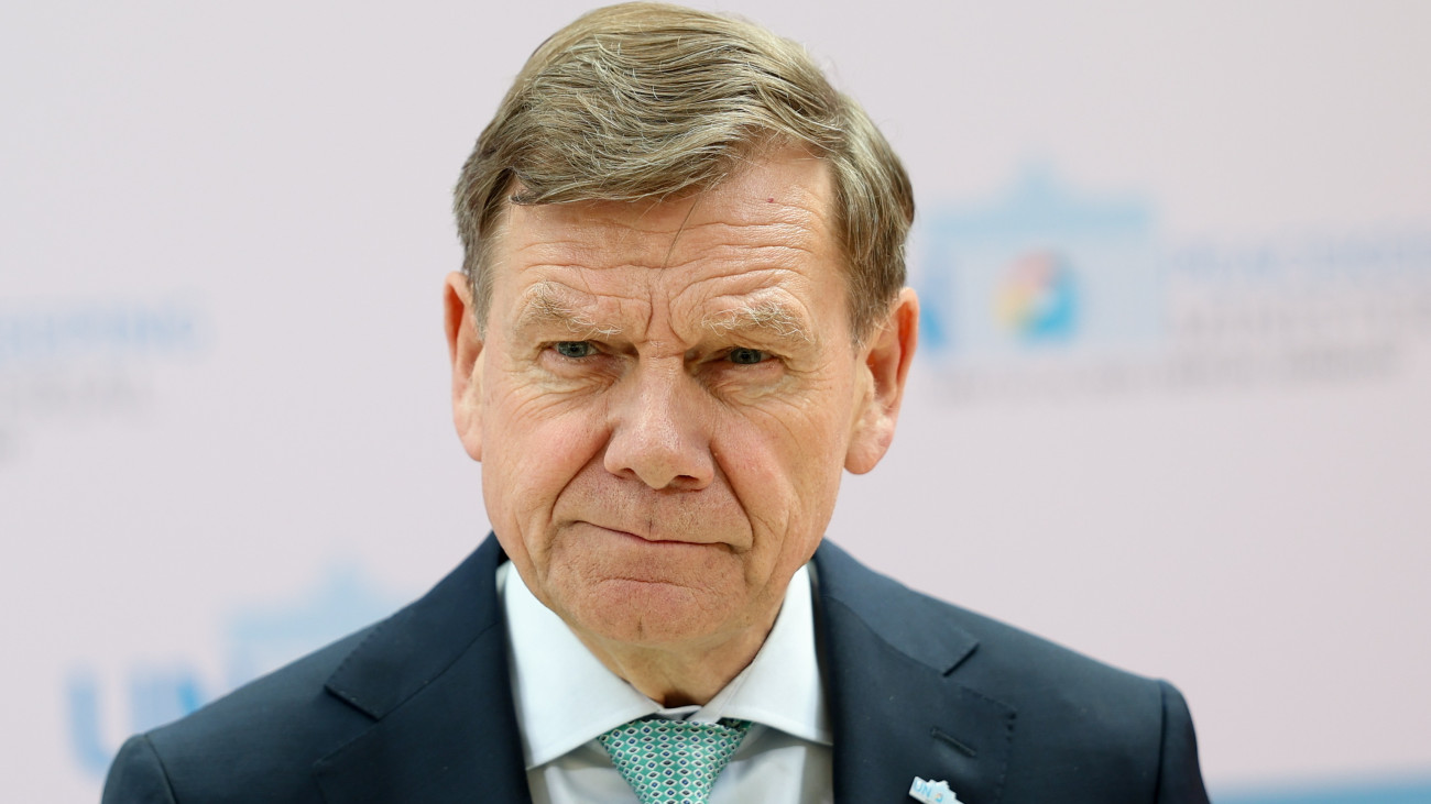 Johann Wadephul német külügyminiszter a sajtó képviselőinek nyilatkozik a nemzetközi békefenntartó missziókról szóló, miniszteri szintű ENSZ-találkozó kezdete előtt Berlinben 2025. május 13-án.