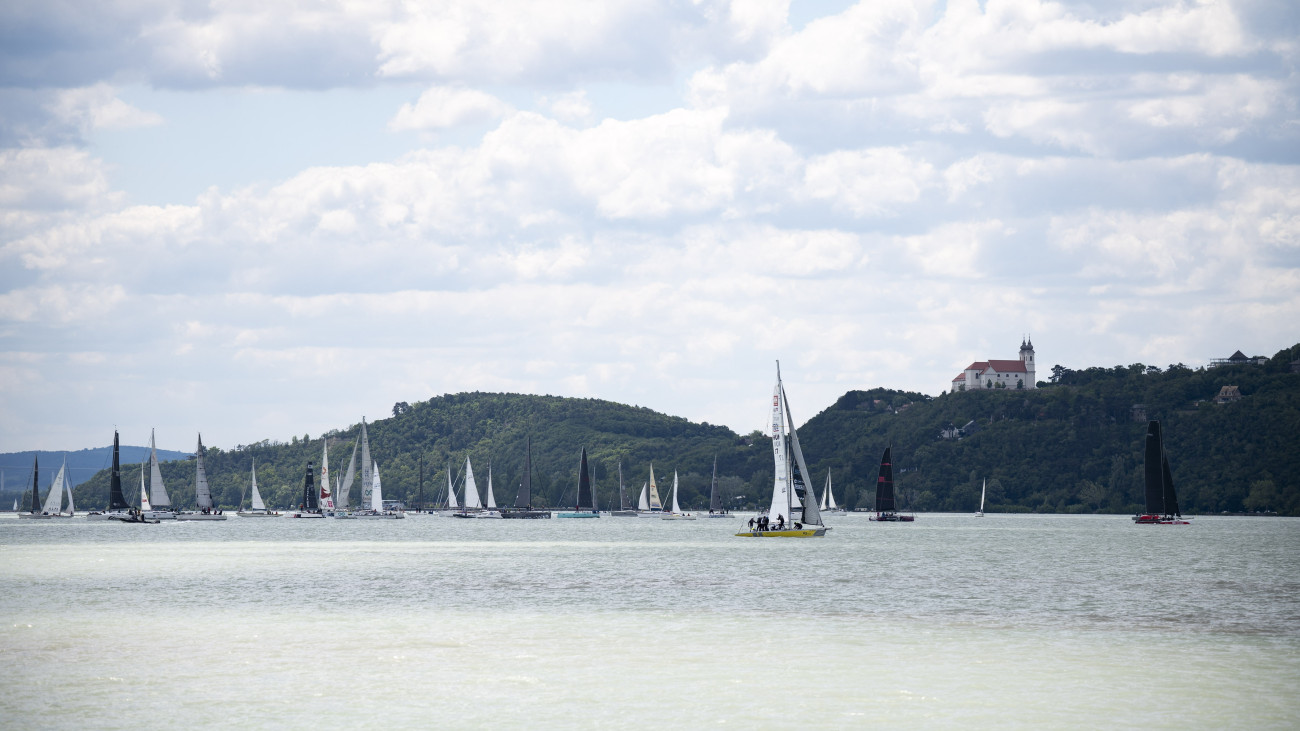 A Balatoni Évadnyitó Kékszalag Port Nagydíjon versenyző hajók Balatonfüred közelében 2025. május 24-én. A versennyel megkezdődött a 90. balatoni vitorlásszezon.