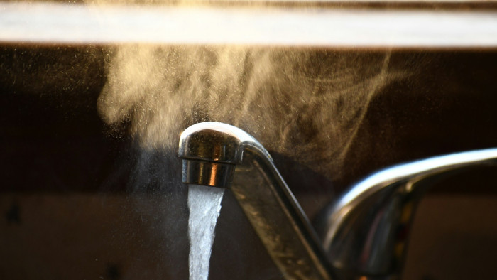 Dráma lett a fürdetésből és még bírósági eljárás is indult