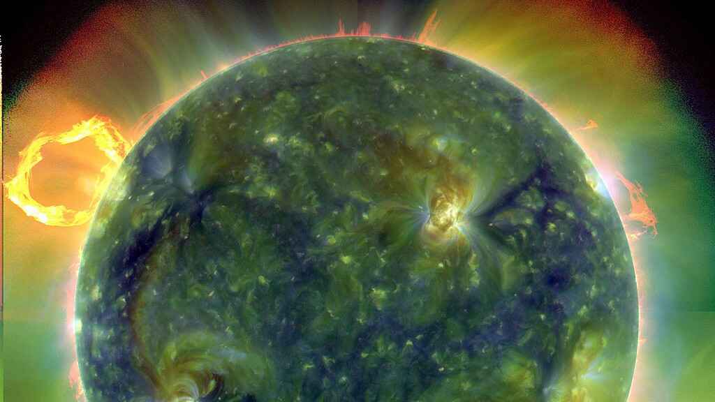 A Nap felszínéről készült felvétel. A színek különböző gázhőmérsékletre utalnak: a vörös alacsonyabb (közel 60 000 kelvin), a zöld magasabb ennél (egymillió kelvin)