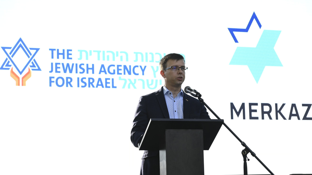 Bóka János európai uniós ügyekért felelős miniszter beszédet mond Izrael Állam megalapításának 77. évfordulója alkalmából a MERKAZ - Héber és Izraeli Kulturális Központ által rendezett programsorozaton a budapesti Szent István parkban 2025. május 25-én.