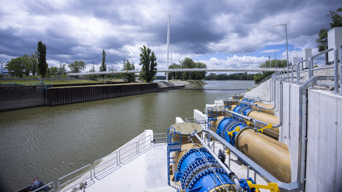 A Kvassay-szivattyútelep Budapesten 2025. május 26-án. Befejeződött a Kvassay-szivattyútelep megvalósítása és a Kvassay-vízerőtelep energetikai és gépészeti rekonstrukciója, fejlesztése; a létesítmények javítják a Ráckevei (Soroksári)-Duna vízellátását, valamint a Duna-Tisza-közi Homokhátság vízpótlását.