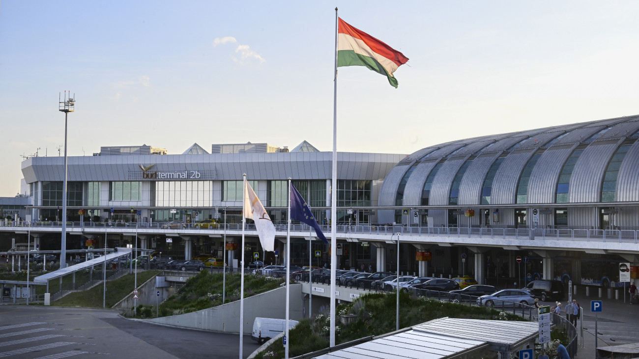 A Budapest Liszt Ferenc Nemzetközi Repülőtér 2-es terminálja 2024. június 6-án. Ezen a napon aláírásra került a repülőteret üzemeltető Budapest Airport Zrt. adás-vételi szerződése, így közel 20 év után újra nemzeti többségi tulajdonba került a reptér. A megállapodásnak köszönhetően a magyar állam vételár arányosan 80 százalékos tulajdonrészt szerez a Budapest Airport Zrt.-ben, a francia társbefektető VINCI pedig 20 százalékot.