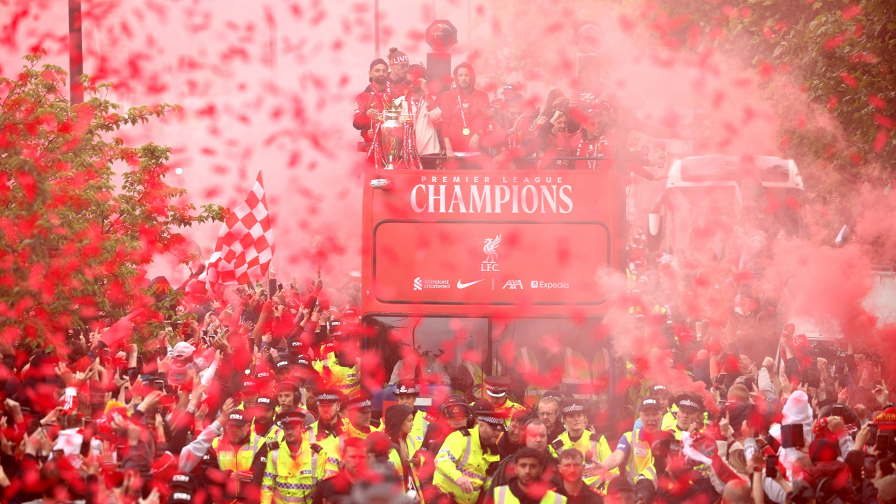 Szoboszlai Dominik (b2) és Mohamed Szalah, a Liverpool játékosai (b) a trófeával ünneplik csapatuk bajnoki győzelmét Liverpoolban 2025. május 26-án. Az angol labdarúgó-bajnokságot a 20. alkalommal nyerte meg a Liverpool csapata.