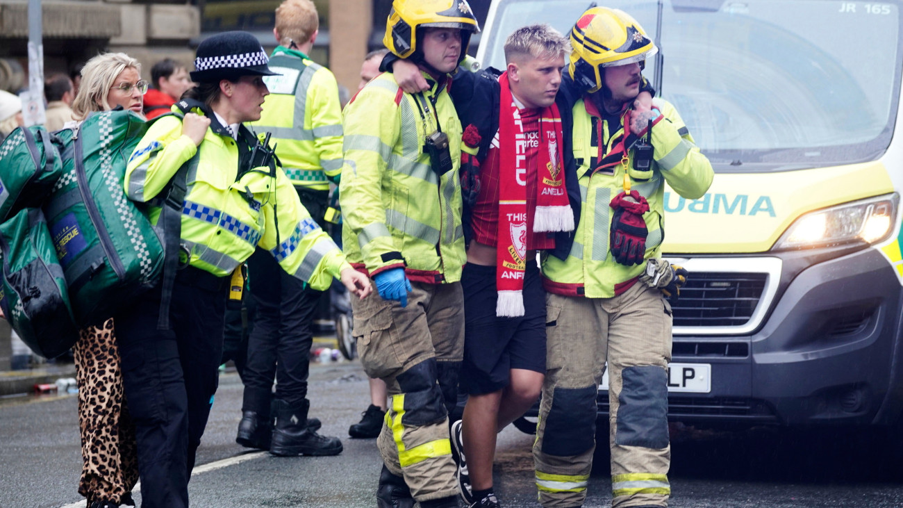 Rendőrök és mentősök a liverpooli Liver Building közelében, ahol autó hajtott a Liverpool futballcsapatának bajnoki győzelmét ünneplő tömegbe az északnyugat-angliai nagyváros központjában 2025. május 26-án. A sofőrt a helyszínen őrizetbe vették.