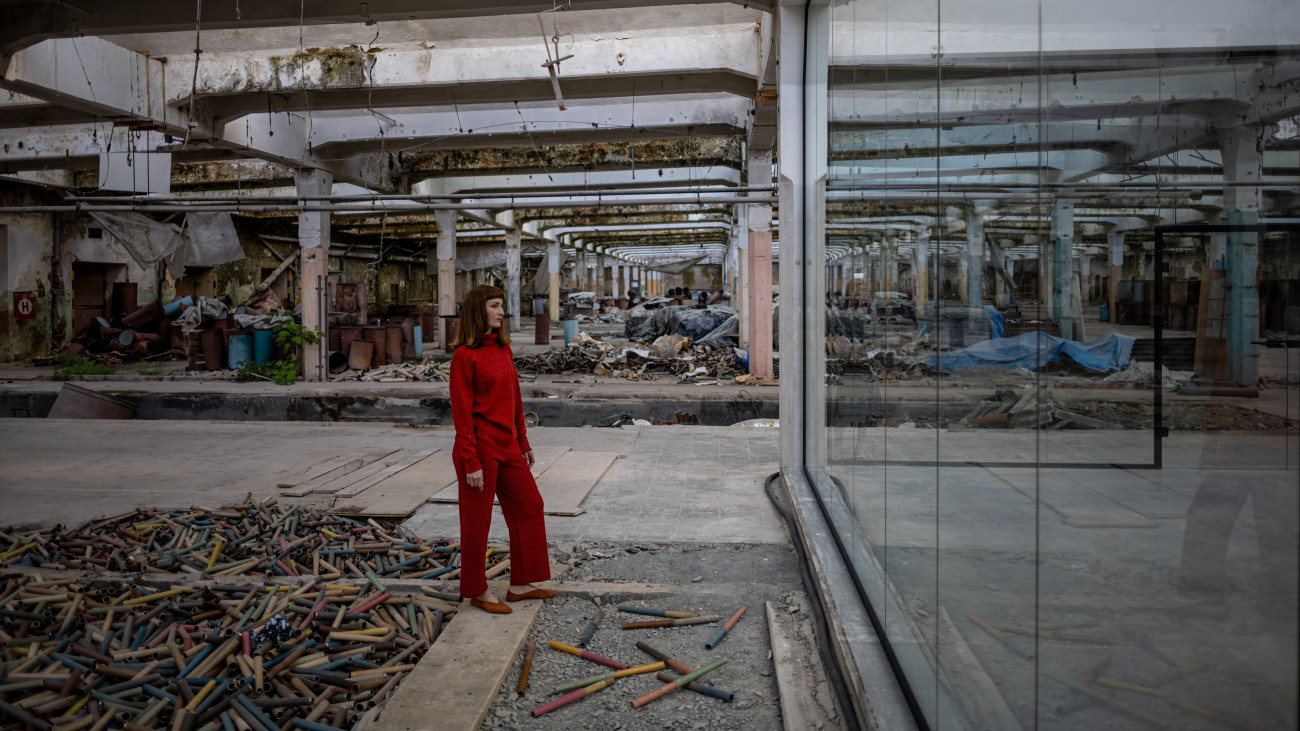 Látogató az újonnan megnyílt Túlélők Múzeumában, a csehországi Brnenecben (Brünnlitz) 2025. május 10-én. Oskar Schindler német üzletember 1944-ben a lőszergyárrá alakított brneneci létesítménybe telepítette át a krakkói zománcüzemében dolgozó zsidó foglyokat, mintegy 1200 zsidó munkását mentve meg a náci koncentrációs táborokba történő deportálástól.