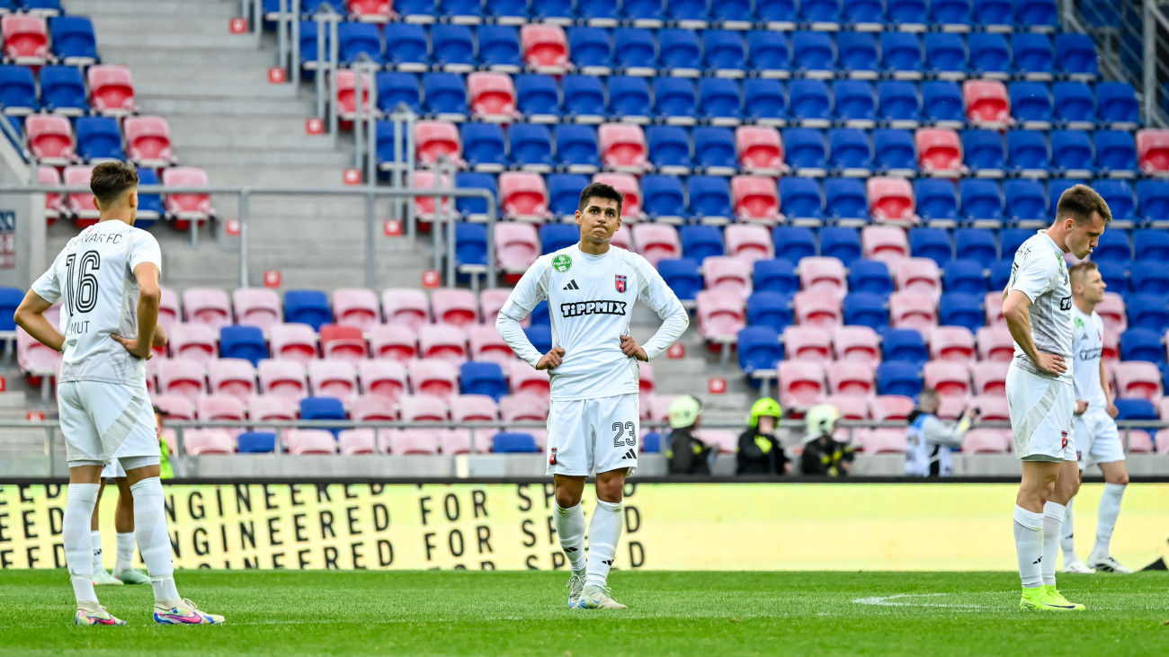 A Fehérvár FC játékosai a labdarúgó OTP Bank Liga utolsó, 33. fordulójában játszott Fehérvár FC  Debreceni VSC mérkőzésen a székesfehérvári Sóstói Stadionban 2025. május 24-én. A Debrecen 3-0-ra győzött és ezzel bennmaradt az első osztályban, amelytől a székesfehérvári csapat búcsúzott.