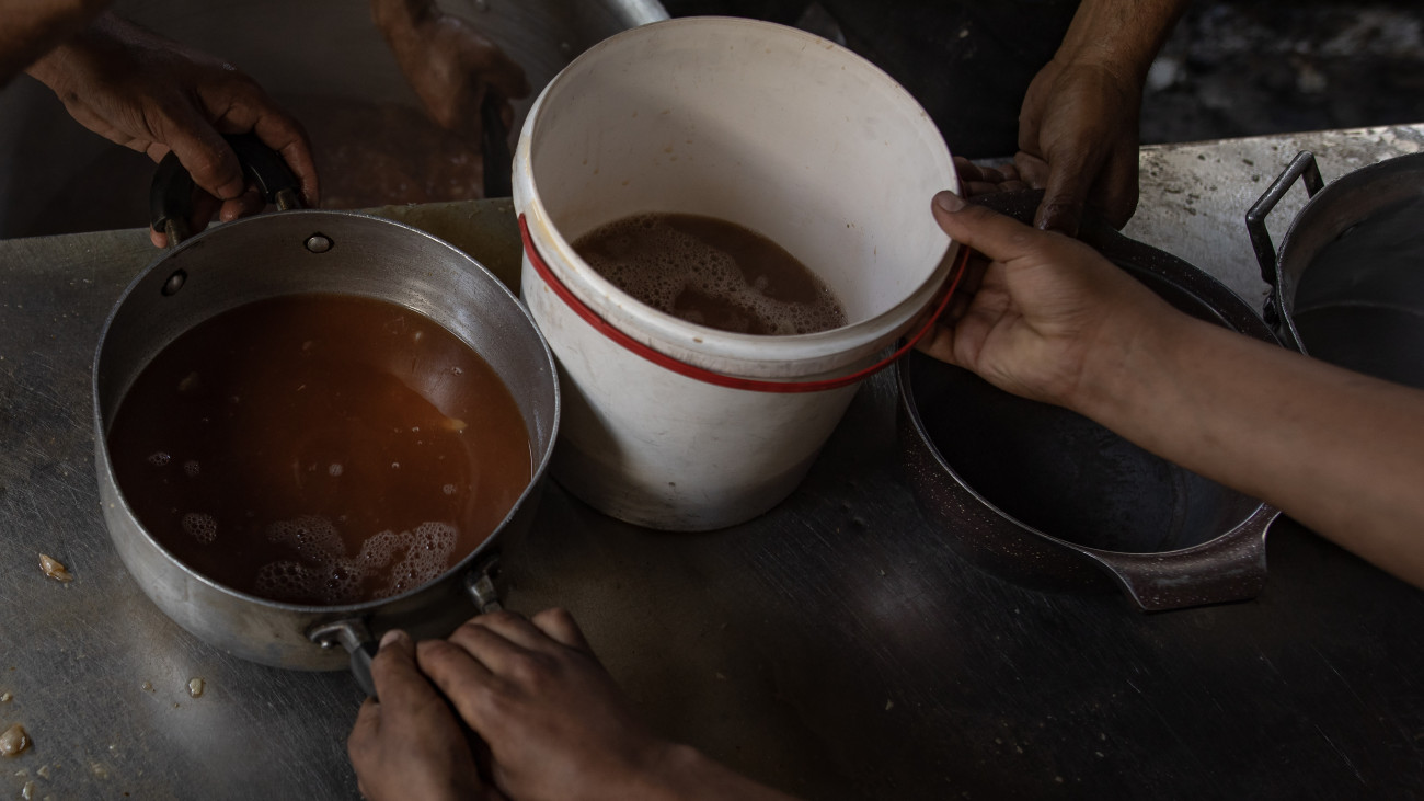 Levest kapnak palesztin belföldi menekültek a Szokar jótékonysági szervezet ételosztásán Gáza városában 2025. május 21-én. Az ENSZ szerint a lakosság egyötöde éhezik a palesztinok lakta övezetben, ahová az izraeli kormány a napokban engedélyezte 100 kamionnyi segély bejutását. A világszervezet szerint a Hamász palesztin iszlamista szervezettel 2025 elején megkötött tűzszünet idején még naponta mintegy 600 teherautó lépte át segélyekkel a Gázai övezet határát.