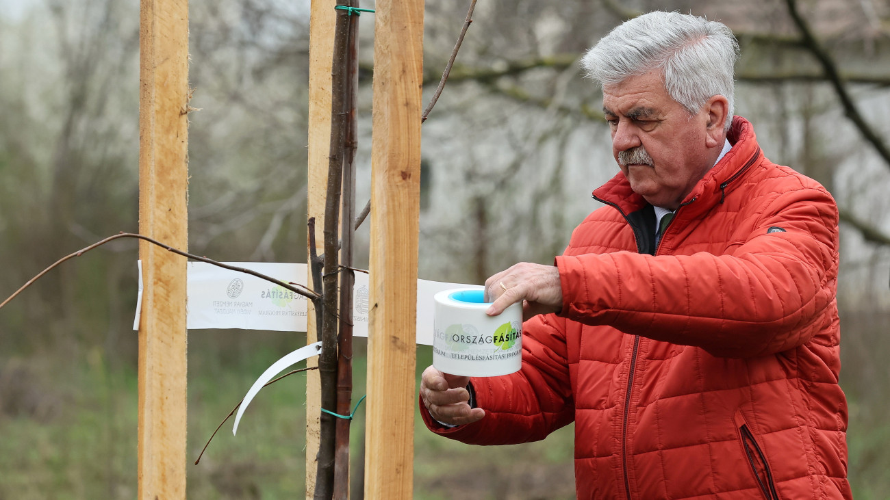 Farkas Sándor, az Agrárminisztérium parlamenti államtitkára a településfásítási program rendezvényén, a Csongrád-Csanád vármegyei Eperjesen 2025. március 25-én. A program ötödik ütemében 21 300 sorfát ültetnek el 1,3 milliárd forintból 1700 településen.