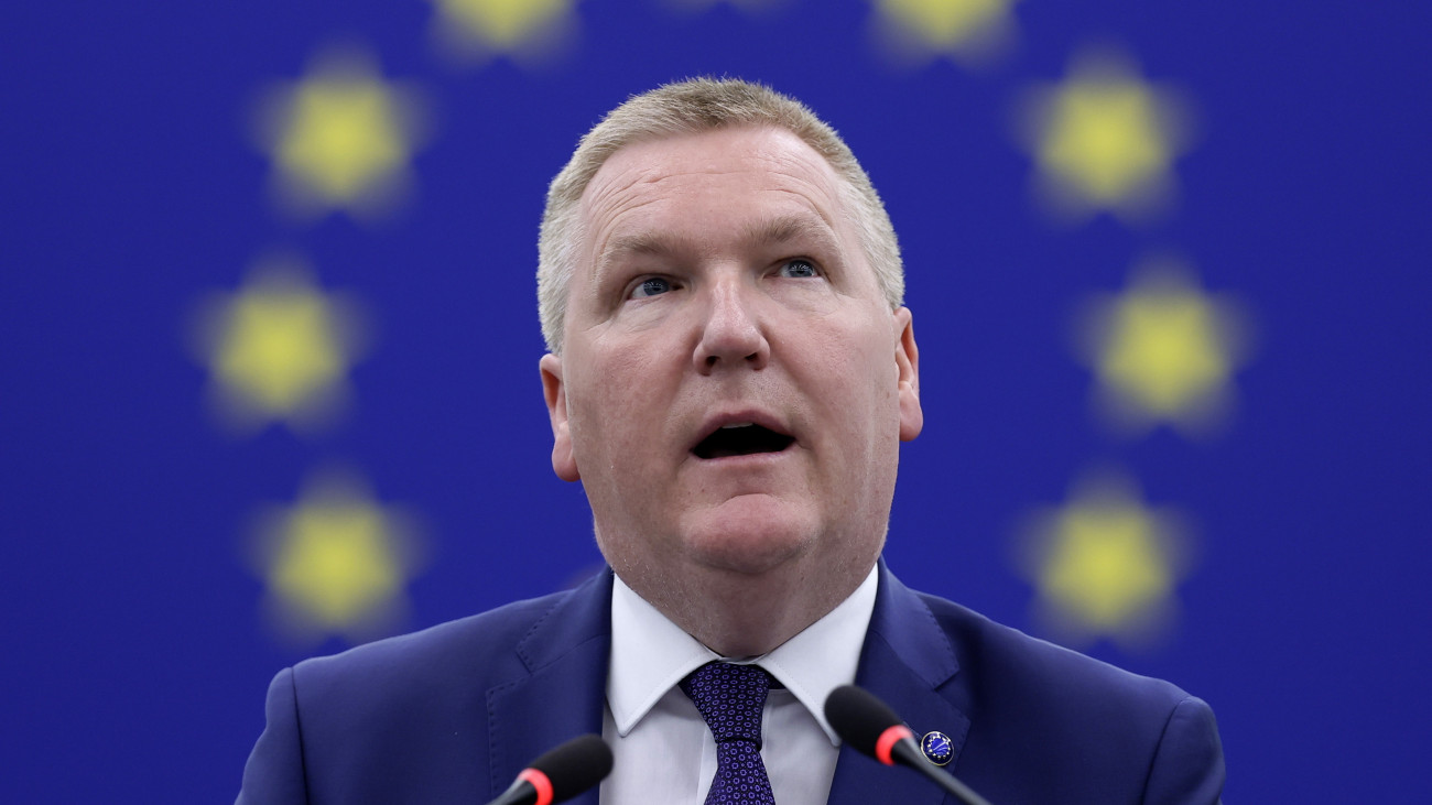 Michael McGrath, az Európai Bizottság demokráciáért és jogállamiságért felelős tagja felszólal A közelmúltban történt jogszabályi változások Magarországon és azok hatása az alapjogokra című vitában az EP strasbourgi plenáris ülésén 2025. április 1-jén. Az uniós törvényhozás március 31. és április 3. között ülésezik franciaországi székhelyén.