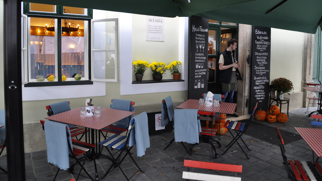 A Fekete Holló vendéglő terasza Budapesten az Országház utca 10. szám alatt. MTVA/Bizományosi: Balaton József  *************************** Kedves Felhasználó!