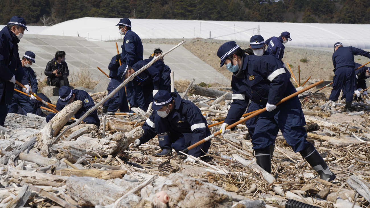 Eltűntek maradványait keresik tűzoltók a Fukusima prefektúrabeli Namie óceánpartján  2021. március 11-én, a Japán északkeleti partvidékét sújtó földrengés és szökőár tizedik évfordulóján. A 9,1-es erősségű földrengés és az általa kiváltott szökőár következtében több mint 18 ezer ember életét vesztette vagy eltűnt.