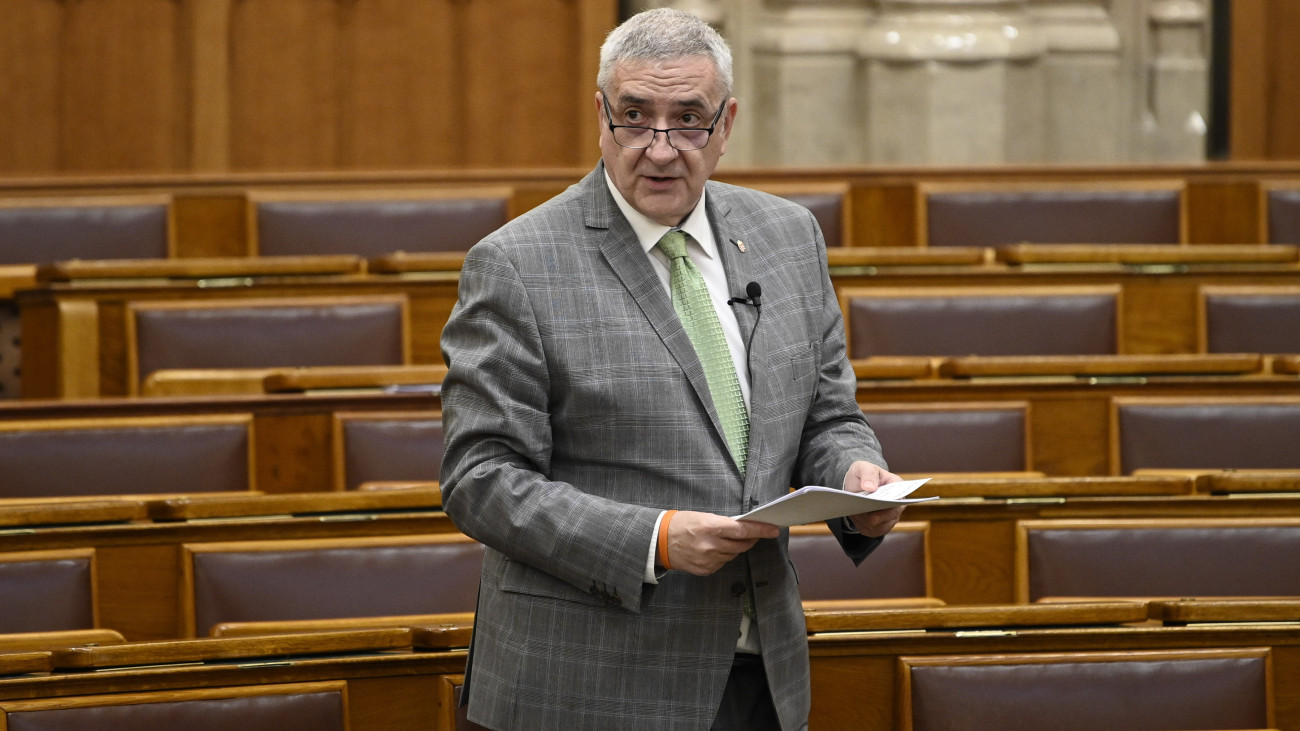 Halász János, a Fidesz frakcióvezető-helyettese felszólal a Magyarország 2026. évi központi költségvetéséről szóló törvényjavaslat vitájában az Országgyűlés plenáris ülésén 2025. május 22-én.