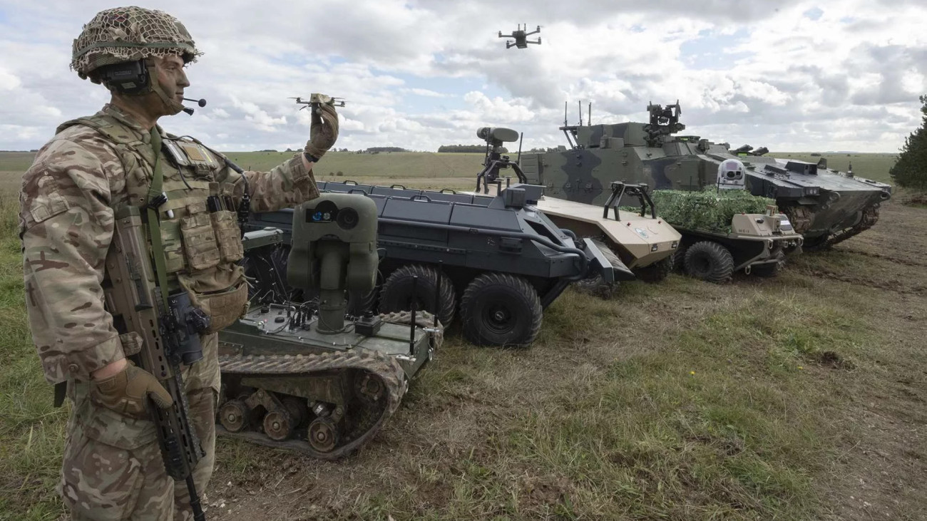 A brit szárazföldi hadsereg drónokra lapozó 20-40-40 doktrínája.