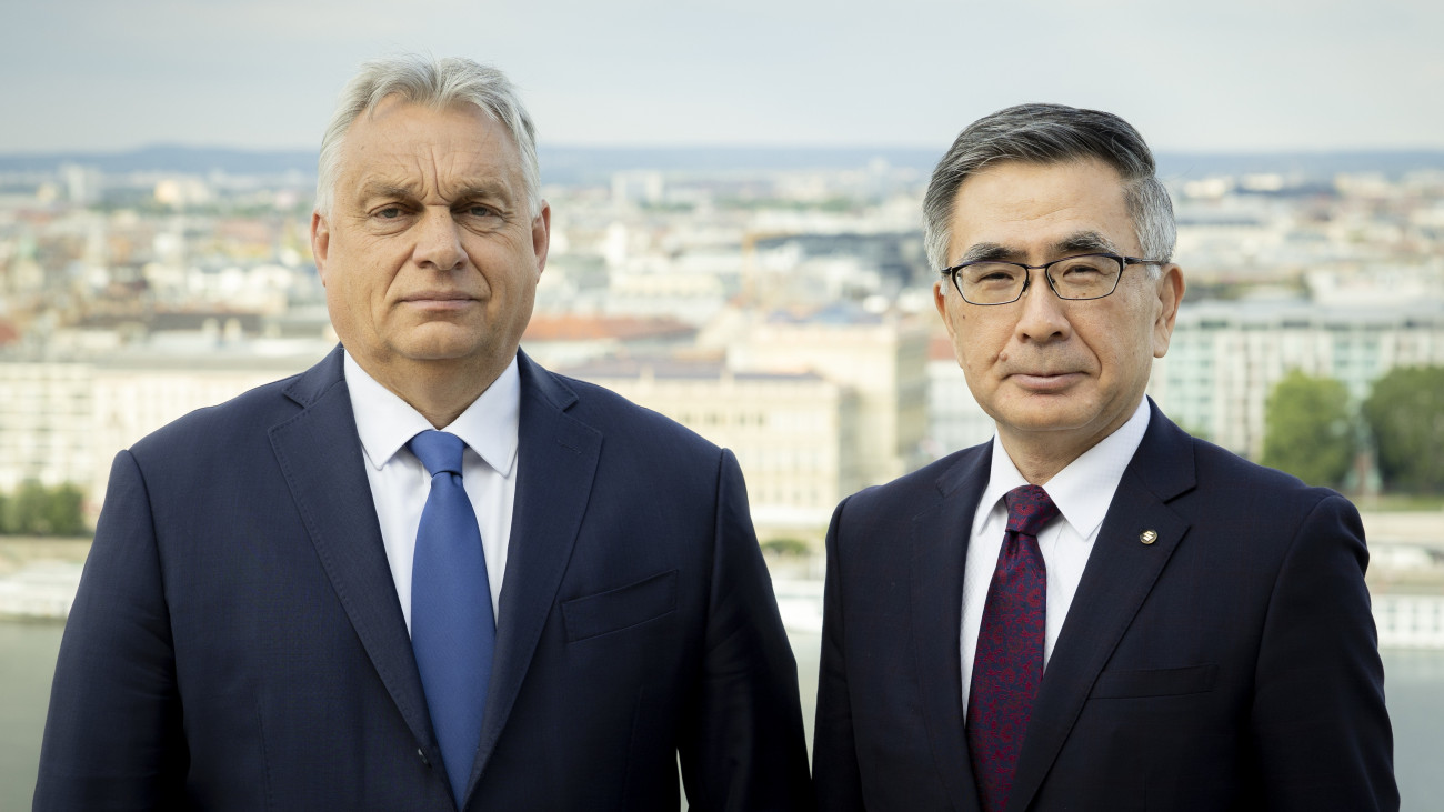 A Miniszterelnöki Kommunikációs Főosztály által közreadott képen Orbán Viktor miniszterelnök (b) fogadja Toshihiro Suzukit, a Suzuki Motor Corporation elnök-vezérigazgatóját (j) a Karmelita kolostorban 2025. május 27-én.