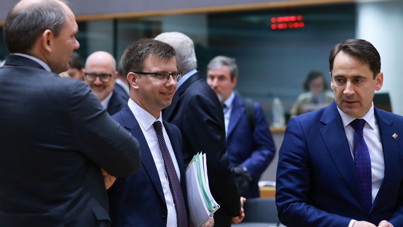 Bóka János európai uniós ügyekért felelős miniszter (k) és Sigitas Mitkus litván külügyminiszter-helyettes (j) érkezik az Európai Unió Általános Ügyek Tanácsának ülésére Brüsszelben 2025. május 27-én.