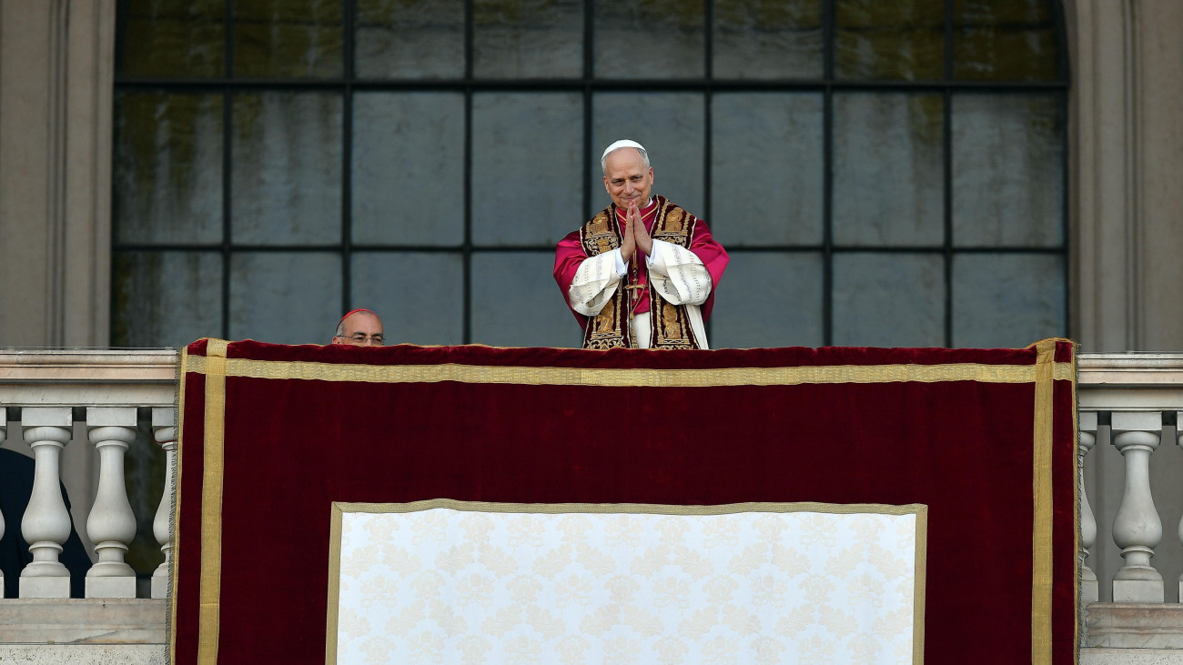 XIV. Leó pápa a lateráni Szent János-székesegyház erkélyén Rómában 2025. május 25-én, amikor a május 8-án egyházfővé választott XIV. Leó székfoglaló misét mutatott be, és ezzel birtokba vette római püspöki székét a lateráni bazilikában. A 4. század elején alapított lateráni bazilika a Római egyházmegye székesegyháza, Róma püspöke  azaz a pápa  címtemploma.