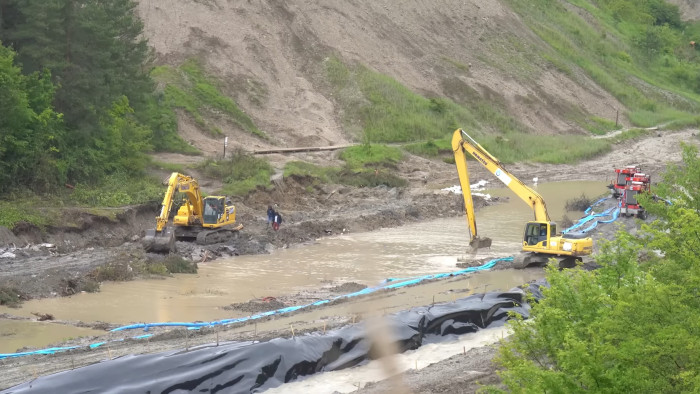 Megállíthatatlanul ömlik a víz a parajdi sóbányába – drónvideó