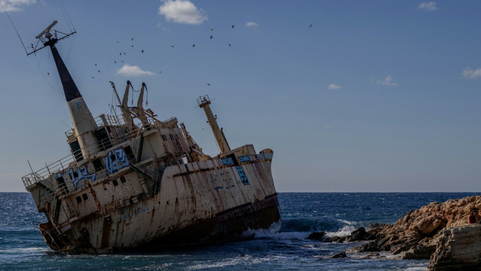 Tizenegy halottat találtak egy partra sodródott hajóban