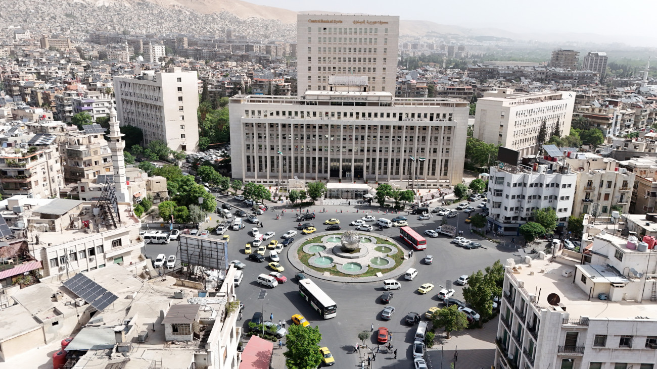 A Szíriai Központi Bank épülete a damaszkuszi Hét Tenger téren 2025. május 14-én.