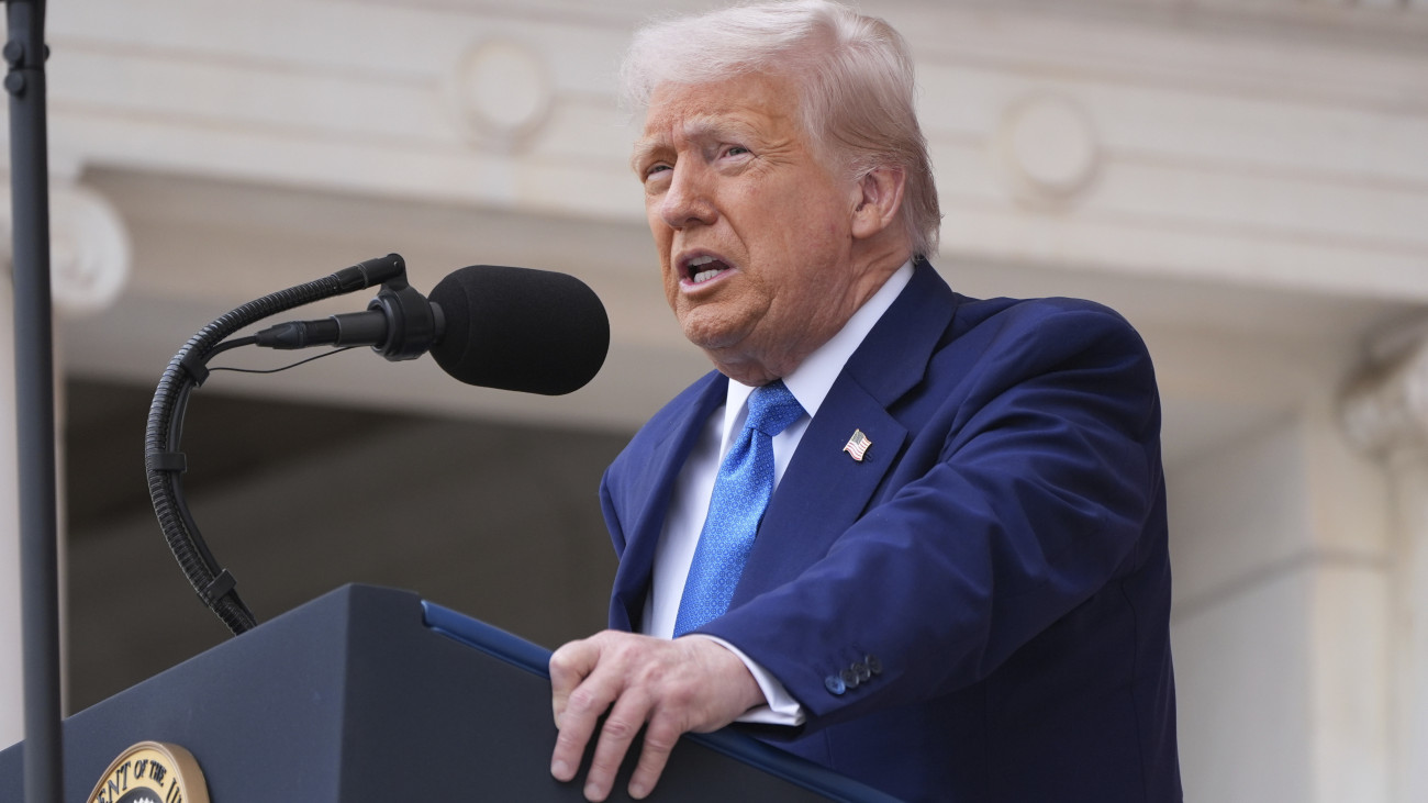 Donald Trump amerikai elnök beszédet mond az Egyesült Államok haderőinek szolgálatában elesett katonák tiszteletére tartott Emlékezet Napján az arlingtoni Nemzeti Temetőben, 2025. május 26-án. Az Emlékezet Napja (Memorial Day) az Egyesült Államok szolgálatában életüket vesztett katonák emléknapja, nemzeti ünnep, amit minden év májusának utolsó hétfőjén tartanak.