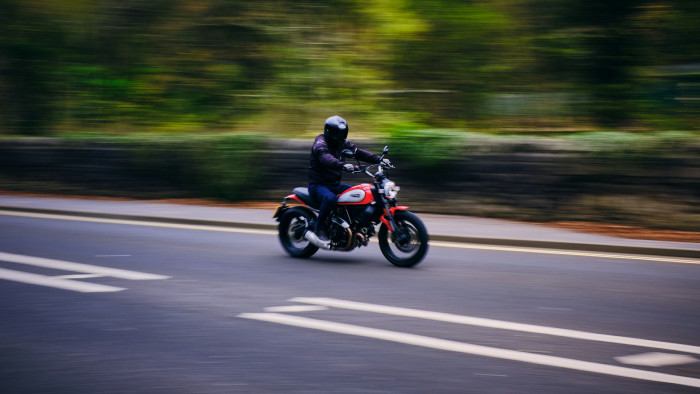 Két motoros karambolozott – lángok és útzár a 7-esen