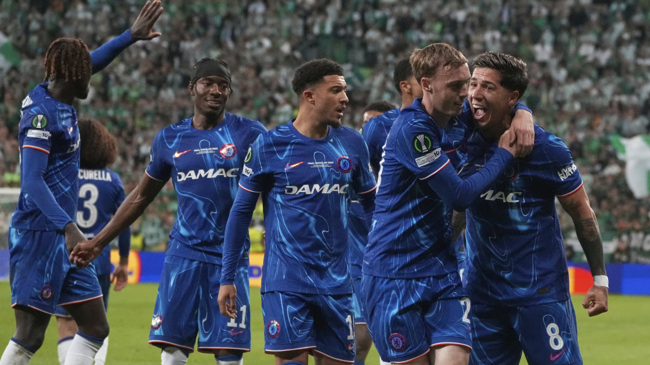 A Chelsea játékosai ünnepelnek csapattársuk, Enzo Fernandez (j) gólja után a labdarúgó Konferencia-liga döntőjében játszott Real Betis - Chelsea mérkőzésen Wroclawban 2025. május 28-án.