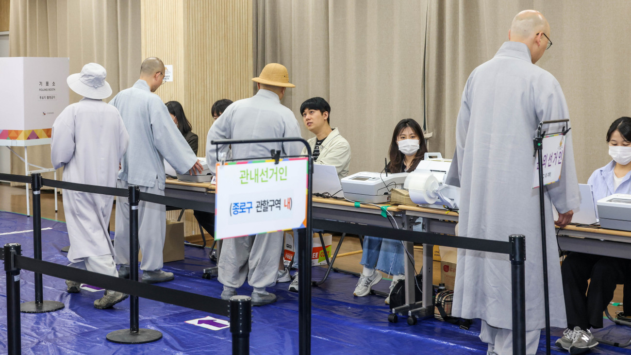 Buddhista szerzetesek voksolnak a dél-koreai elnökválasztást megelőző szavazáson egy szöuli szavazóhelyiségben 2025. május 29-én. Dél-Koreában június 3-án tartanak előrehozott elnökválasztást, amelyet azt követően írtak ki, hogy alkotmányos eljárással leváltották posztjáról Jun Szogjol államfőt, aki a bírósági ítélet szerint 2024 decemberében törvényellenesen vezetett be szükségállapotot.