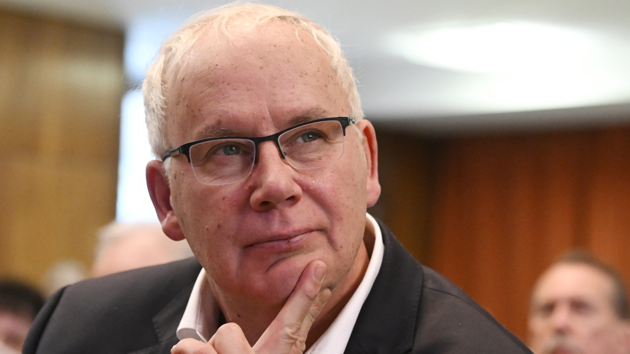 Wladár Sándor olimpiai bajnok úszó, a Magyar Úszó Szövetség elnöke, a Magyar Olimpiai Bizottság (MOB) alelnöke, állatorvos az Állatorvostudományi Egyetem doktorrá avató és diplomaosztó ünnepségén 2025. február 28-án.