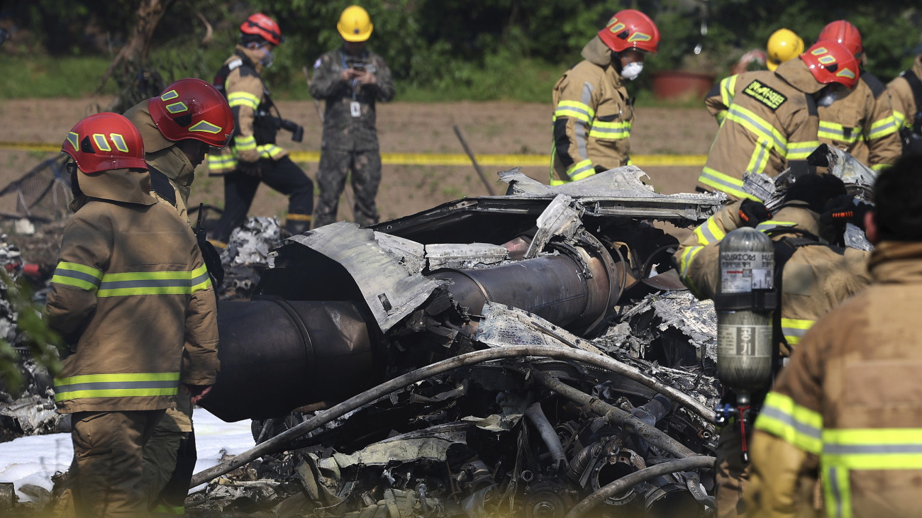 Dél-koreai tűzoltók dolgoznak az ország délkeleti részén fekvő Pohang városánál lezuhant repülőgép roncsánál 2025. május 29-én. Négy ember tartózkodott a haditengerészet járőrgépének a fedélzetén, róluk egyelőre nincs semmilyen információ.