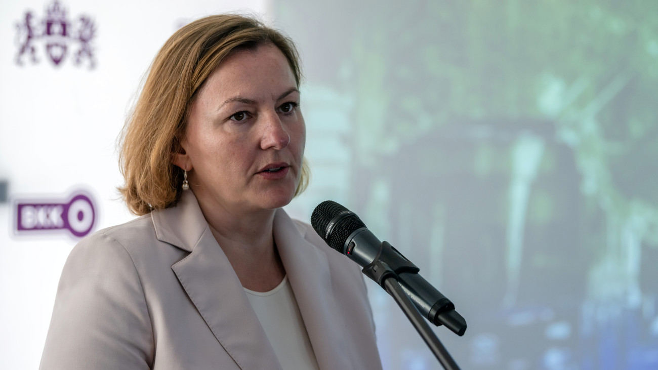 Walter Katalin, a BKK vezérigazgatója beszél a trolibuszhálózat fejlesztéséről tartott sajtótájékoztatón a Budapesti Közlekedési Központban (BKK) 2024. június 5-én. A BKK azt tervezi, hogy 2026-ig 37 kilométerrel bővítik a trolihálózatot, a társaság már korábban elindított 160 trolibusz beszerzésére irányuló közbeszerzési eljárást.