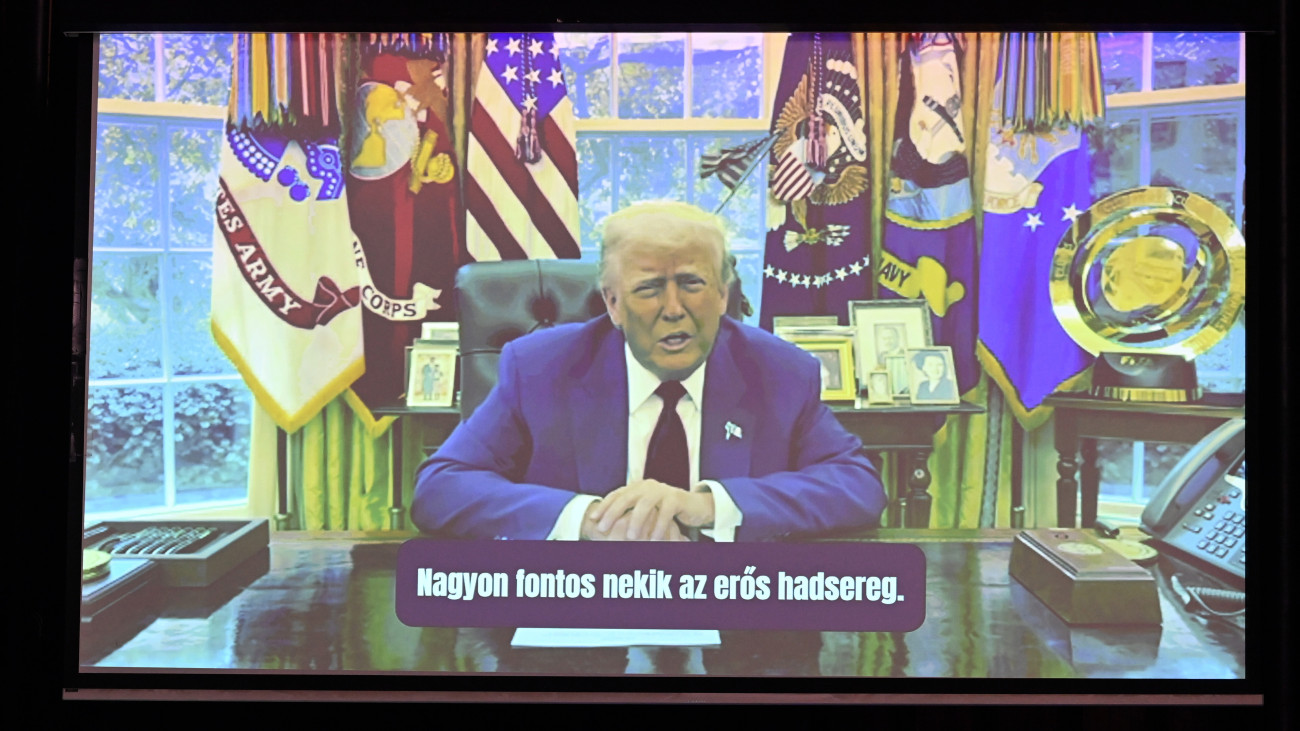Donald Trump amerikai elnök videóüzenete a kivetítőn a kétnapos CPAC (Konzervatív Politikai Akció Konferencia) Hungary megnyitóján a Budapest Kongresszusi Központban 2025. május 29-én.