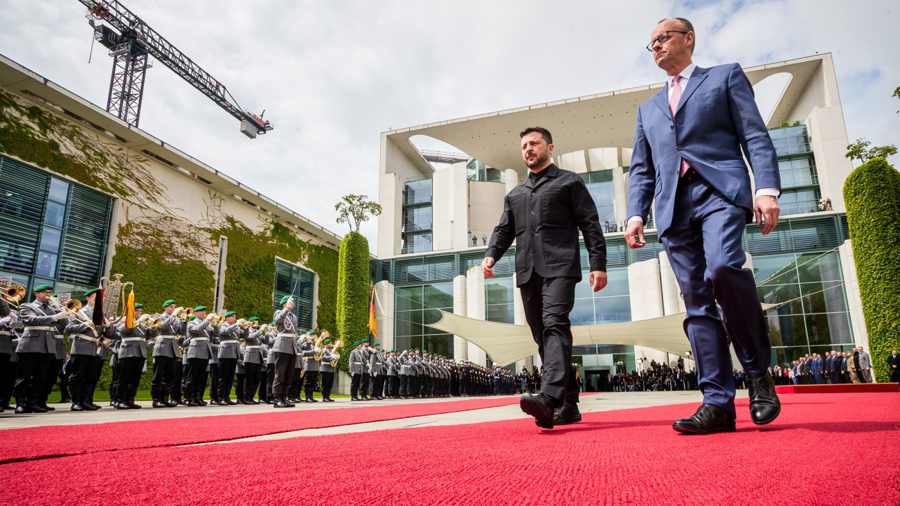 Friedrich Merz német kancellár (j) fogadja Volodimir Zelenszkij ukrán elnököt a berlini kancellárián 2025. május 28-án.