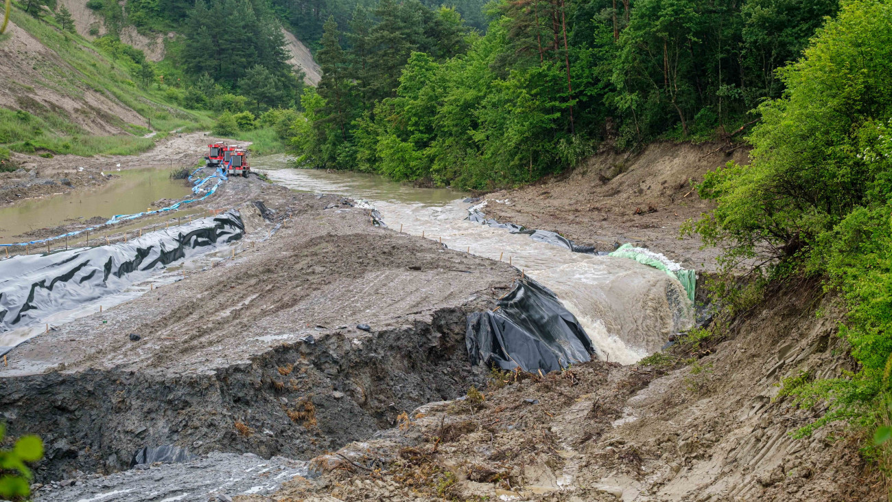 A Korond-pataknak a Só-szorosban lévő mederszakaszában kialakult víznyelőkbe ömlik a víz, amely a parajdi sóbányába tör be 2025. május 28-án. A patakmederben több víznyelő is kialakult, amelyeknek mérete a heves esőzések következtében kialakult áradások miatt megnövekedett. Várhatóan május 28-án a létesítmény turisták által látogatható részét is eléri a víz. A Hargita megyei önkormányzat válságstábot hozott létre a turizmus megmentésére.