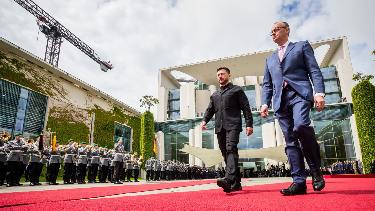 Friedrich Merz német kancellár (j) fogadja Volodimir Zelenszkij ukrán elnököt a berlini kancellárián 2025. május 28-án.