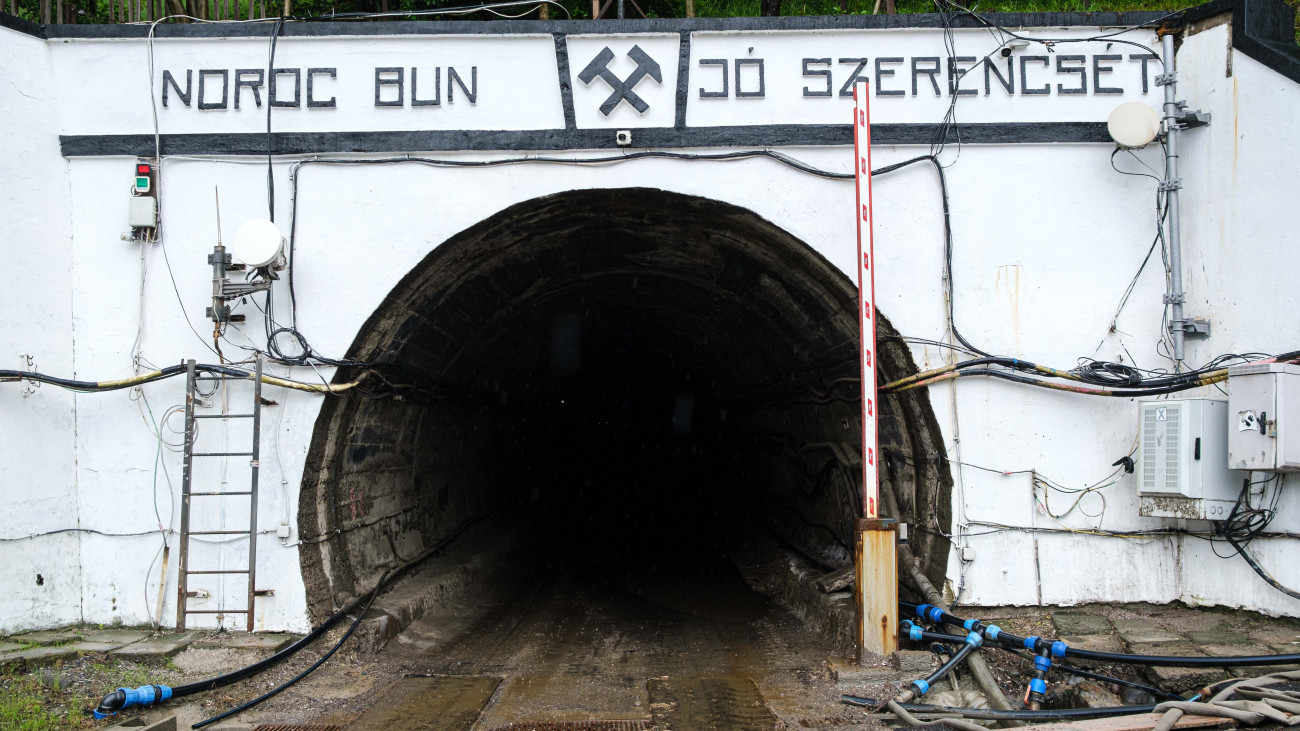 A vízzel elöntött parajdi sóbánya bejárata 2025. május 28-án. A Korond-patkának a Só-szorosban lévő mederszakaszában kialakult víznyelőkbe ömlik a víz, amely a sóbányába tör be. A patakmederben több víznyelő is kialakult, amelyeknek mérete a heves esőzések következtében kialakult áradások miatt megnövekedett. Várhatóan május 28-án a létesítmény turisták által látogatható részét is eléri a víz. A Hargita megyei önkormányzat válságstábot hozott létre a turizmus megmentésére.