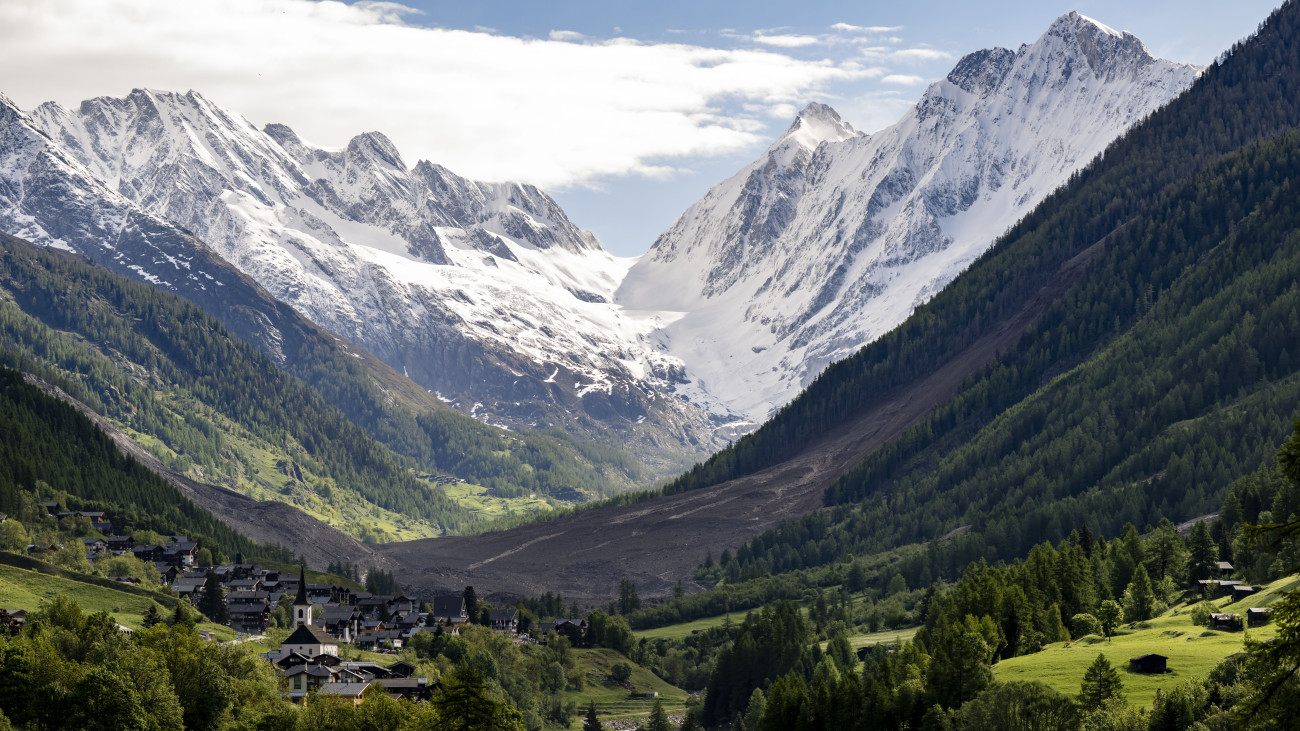 Sárlavina pusztításának nyomai Kippel faluval az előtérben 2025. május 29-én, egy nappal azután, hogy a Birch gleccser egy része leszakadt, földcsuszamlást idézve ezzel elő. A hordalék szinte teljesen beborította a korábban evakuált Blatten települést, egy ember eltűnt.